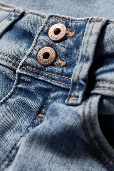 Nastolatki - CLOCKHOUSE - skinny jeans - średni stan - efekt push-up - dżins-jasnoniebieski