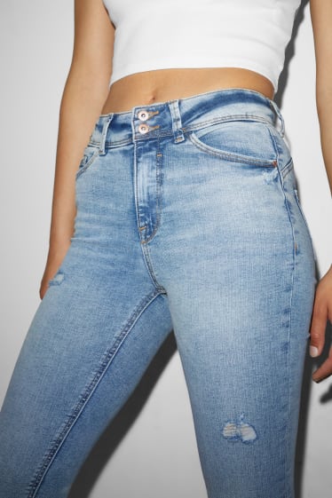 Nastolatki - CLOCKHOUSE - skinny jeans - średni stan - efekt push-up - dżins-jasnoniebieski