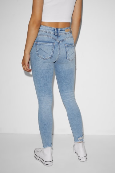 Dona - CLOCKHOUSE - skinny jeans - mid waist - efecte push-up - texà blau clar
