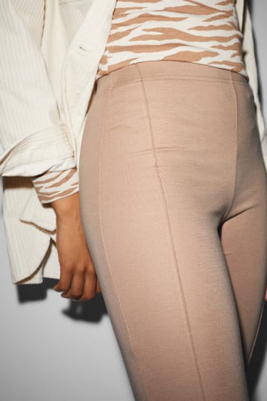 Kobiety - CLOCKHOUSE - dżersejowe spodnie - flared - jasnobrązowy