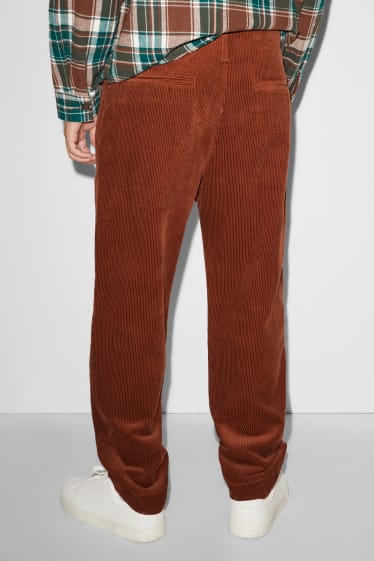 Hommes - CLOCKHOUSE - chino en velours côtelé - regular fit - marron