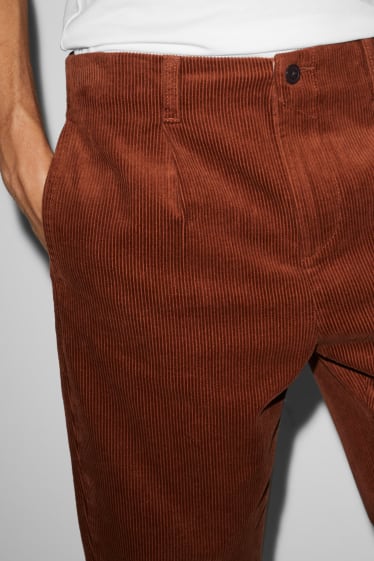 Hommes - CLOCKHOUSE - chino en velours côtelé - regular fit - marron