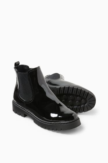 Dámské - Lakované boty ve stylu Chelsea - černá