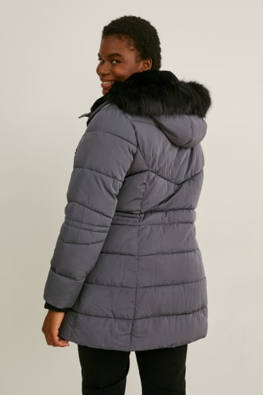 Dámské - Prošívaný kabát s kapucí a límcem z umělé kožešiny - šedá