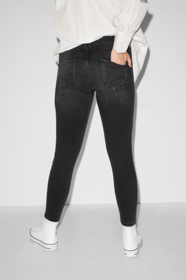 Tieners & jongvolwassenen - CLOCKHOUSE - skinny jeans - mid waist - push-up effect - zwart