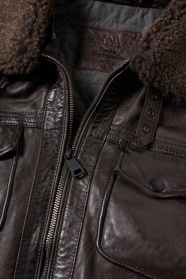 Hommes - Veste en cuir dotée d’une garniture d'imitation fourrure - marron foncé