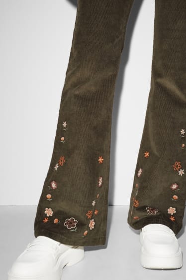 Nastolatki - CLOCKHOUSE - spodnie sztruksowe - wysoki stan - rozszerzane nogawki - w kwiatki - zielony