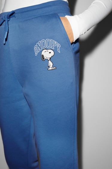 Nastolatki - CLOCKHOUSE - spodnie dresowe - Snoopy - niebieski