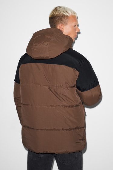 Mężczyźni - CLOCKHOUSE - pikowana kurtka z kapturem - ciemnobrązowy