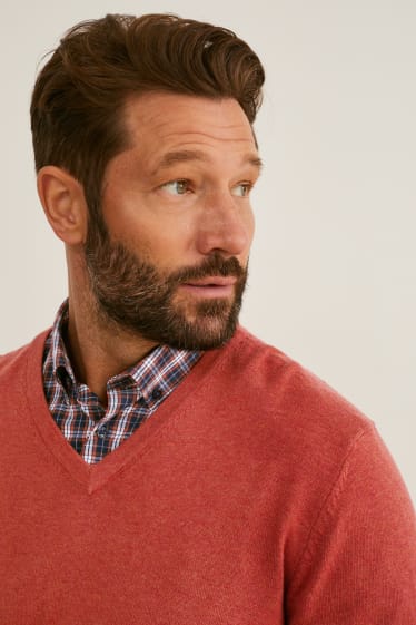 Mężczyźni - Sweter z koszulą - regular fit - przypinany kołnierzyk - dobrze się prasuje - czerwony / ciemnoniebieski