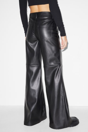 Dona - CLOCKHOUSE - pantalons - high waist - wide leg - pell sintètica - negre