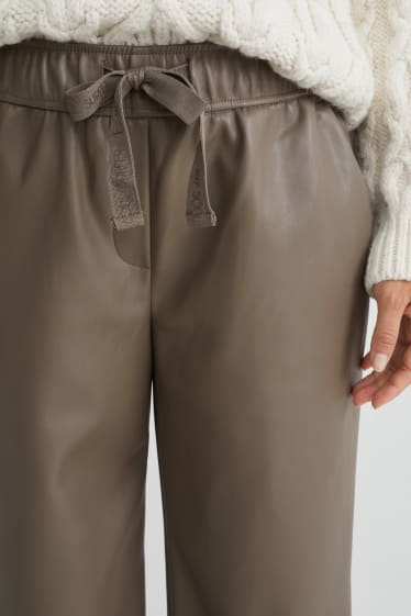 Kobiety - Spodnie - średni stan - szerokie nogawki - ekoskóra - ciemnobrązowy