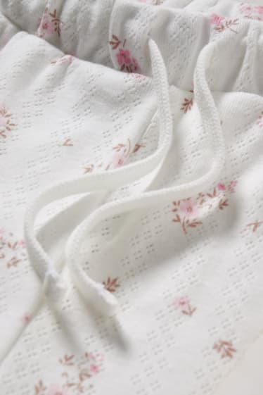Nastolatki - CLOCKHOUSE - krótkie spodnie od piżamy - w kwiatki - biały