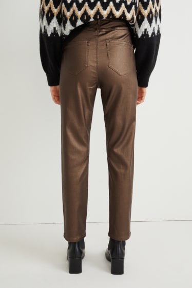 Femei - Pantaloni de stofă - talie înaltă - straight fit - aspect lucios - maro