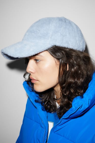 Adolescenți și tineri - CLOCKHOUSE - șapcă din blană artificială - albastru deschis