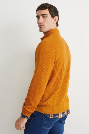 Mężczyźni - Sweter i koszula - regular fit - przypinany kołnierzyk - pomarańczowy / niebieski