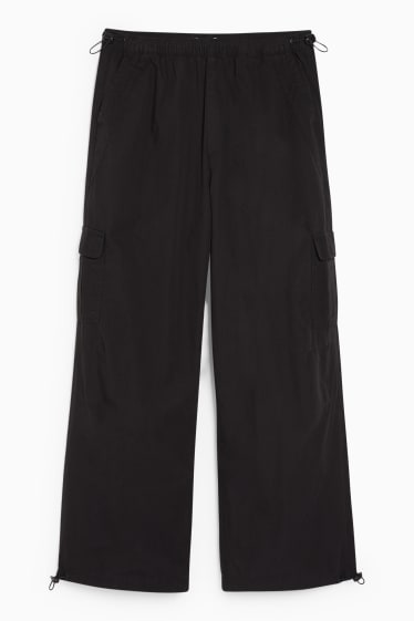 Jóvenes - CLOCKHOUSE - pantalón parachute - mid waist - loose fit - negro