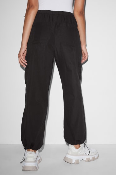 Jóvenes - CLOCKHOUSE - pantalón parachute - mid waist - loose fit - negro