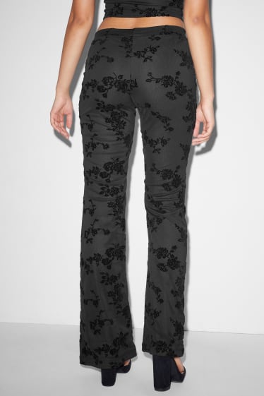 Femei - CLOCKHOUSE - pantaloni din jerseu - evazați - cu flori - negru