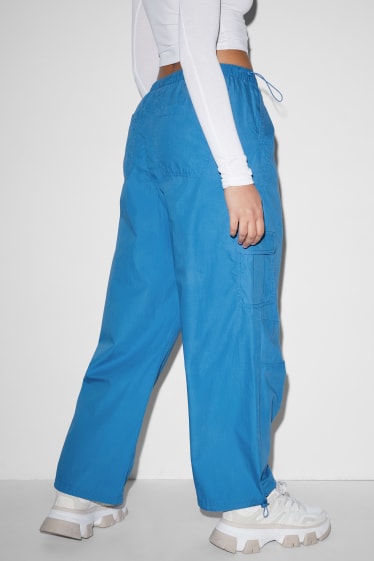 Jóvenes - CLOCKHOUSE - pantalón parachute - mid waist - loose fit - azul