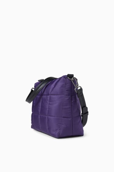 Kobiety - Mała pikowana torebka z odpinanym paskiem - purpurowy