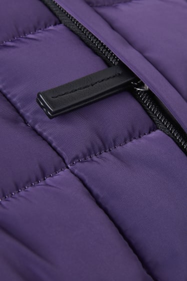 Kobiety - Mała pikowana torebka z odpinanym paskiem - purpurowy