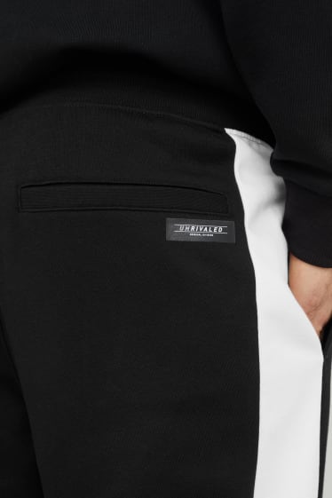 Uomo - Pantaloni sportivi - nero