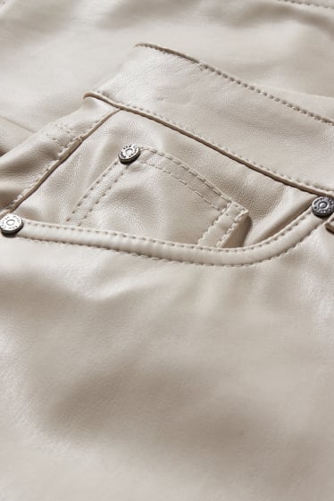 Mujer - Pantalón - high waist - straight fit - polipiel - beige claro