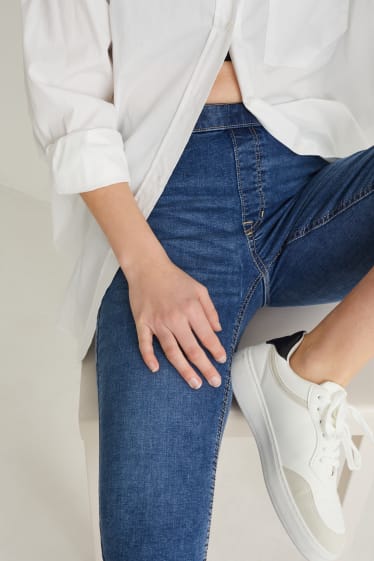 Women - Capri jegging jeans - mid-rise waist - push-up effect - LYCRA® - blue denim