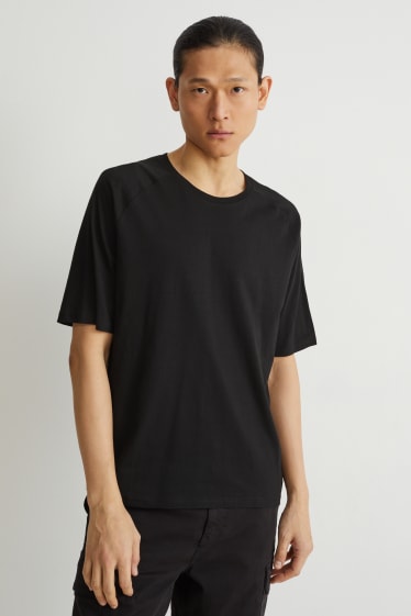 Men - T-shirt - black