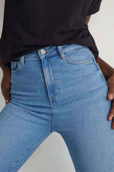 Kobiety - Flared jeans - wysoki stan - dżins-jasnoniebieski