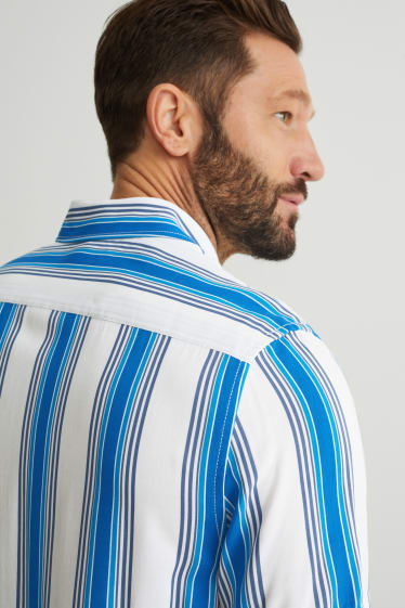 Home - Camisa - regular fit - coll kent - de ratlles - blanc / blau clar