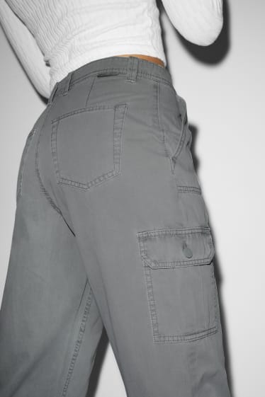 Kobiety - CLOCKHOUSE - spodnie bojówki - wysoki stan - relaxed fit - jasnozielony