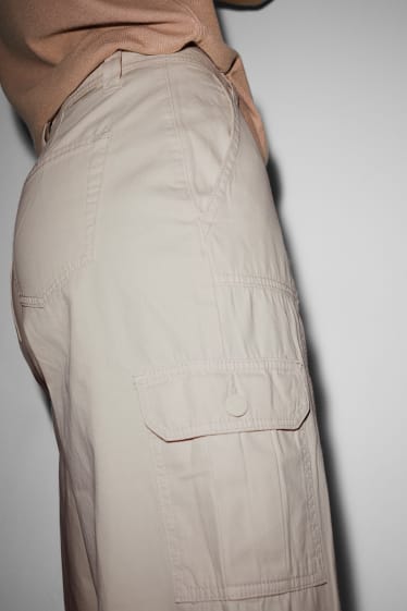 Kobiety - CLOCKHOUSE - spodnie bojówki - wysoki stan - relaxed fit - jasny beż