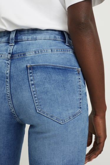 Kobiety - Szorty bermudy dżinsowe - średni stan - LYCRA® - dżins-jasnoniebieski