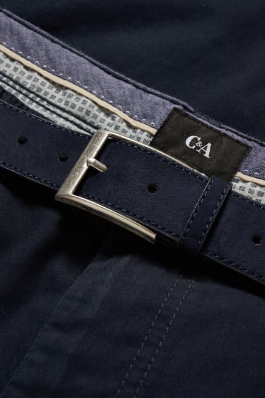 Home - Pantalons curts cargo amb cinturó - regular fit - blau fosc