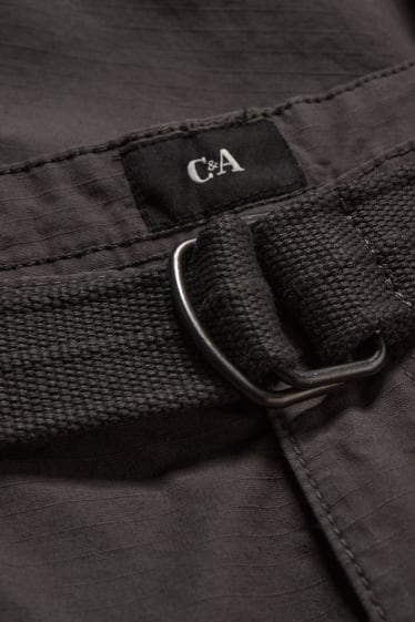 Home - Pantalons curts cargo amb cinturó - gris fosc