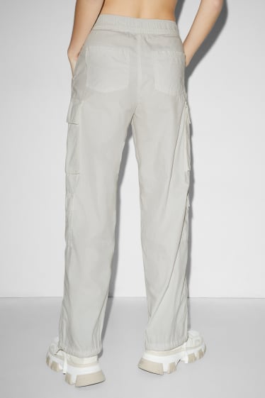 Kobiety - CLOCKHOUSE - spodnie bojówki - średni stan - relaxed fit - biały