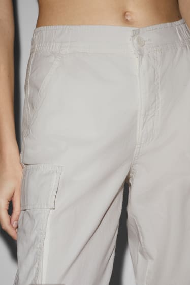 Women - CLOCKHOUSE - cargo trousers - mid-rise waist - relaxed fit - white