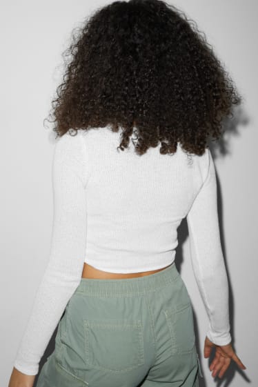 Dames - CLOCKHOUSE - korte longsleeve met knoop in de stof - crème wit