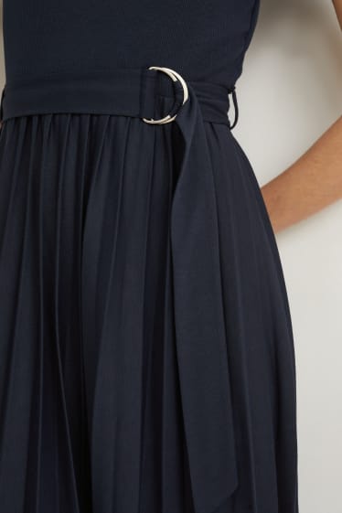 Dámské - Šaty fit & flare s páskem - plisované - tmavomodrá