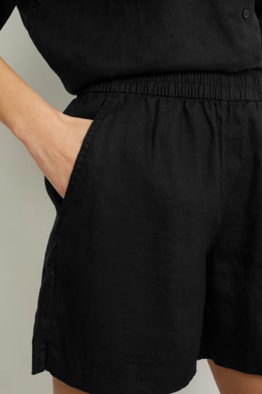 Femei - Pantaloni scurți de in - negru