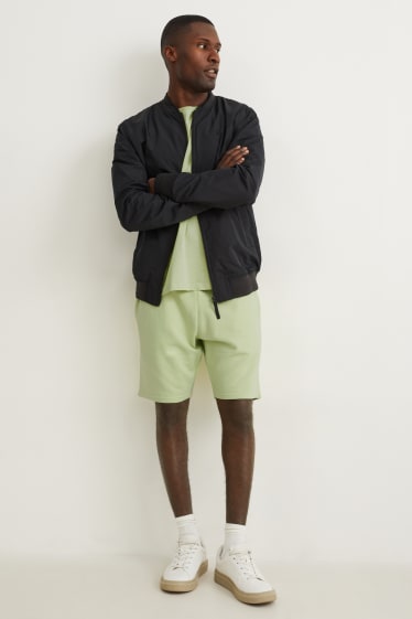 Pánské - Teplákové šortky - světle zelená