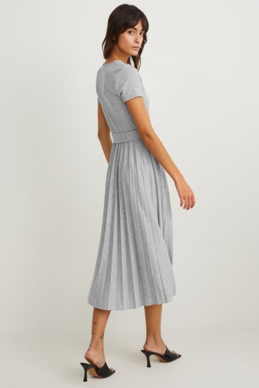 Dames - Fit & flare-jurk met ceintuur - geplisseerd - licht grijs-mix