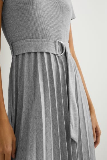 Dámské - Šaty fit & flare s páskem - plisované - světle šedá-žíhaná