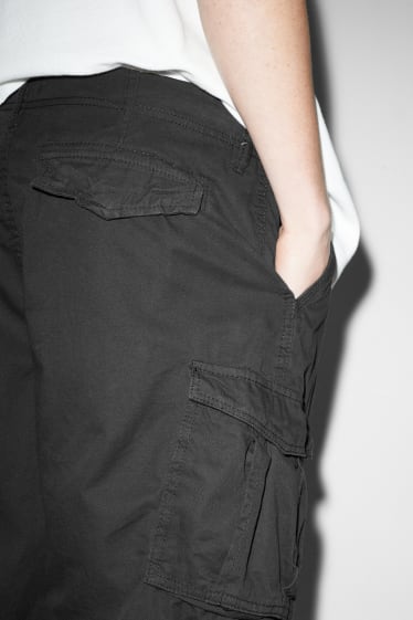 Men - Cargo shorts - black