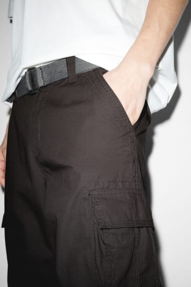 Home - Pantalons curts cargo amb cinturó - gris fosc
