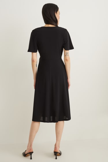 Kobiety - Sukienka w stylu kopertowym - czarny