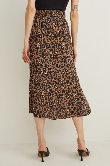 Dona - Faldilla - estampada - marró