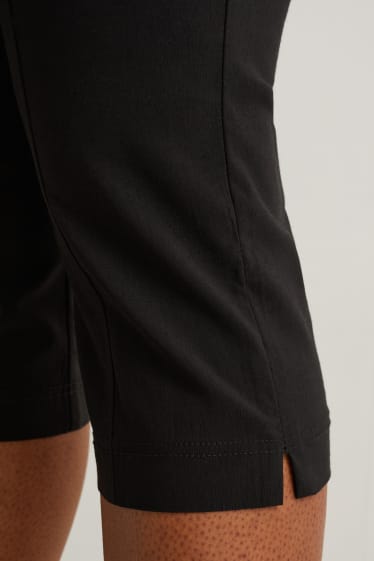 Femei - Pantaloni capri - talie medie - LYCRA® - negru